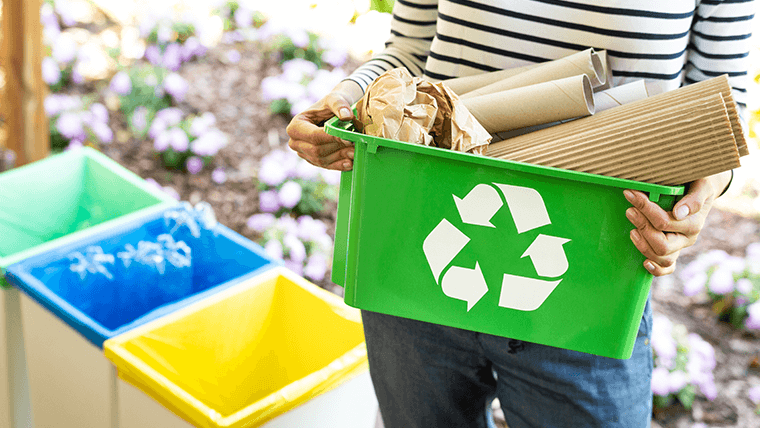 Kobieta trzymające zielone pudełko z papierem do recyclingu – Recycling – co to jest?