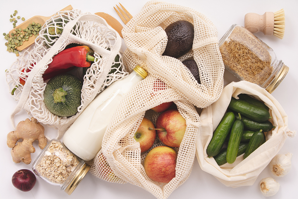Owoce i warzywa zapakowane w materiałowe torby wielokrotnego użytku - Jak kupować bardziej eko