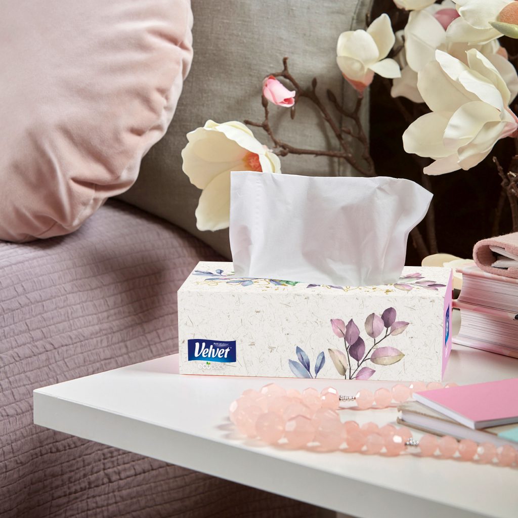 Pudełko chusteczek higienicznych Velvet Nature leżące na stoliku nocnym w różowej sypialni - Nowa seria chusteczek w pudełku NATURE, która wpasuje się w Twoje pomieszczenia