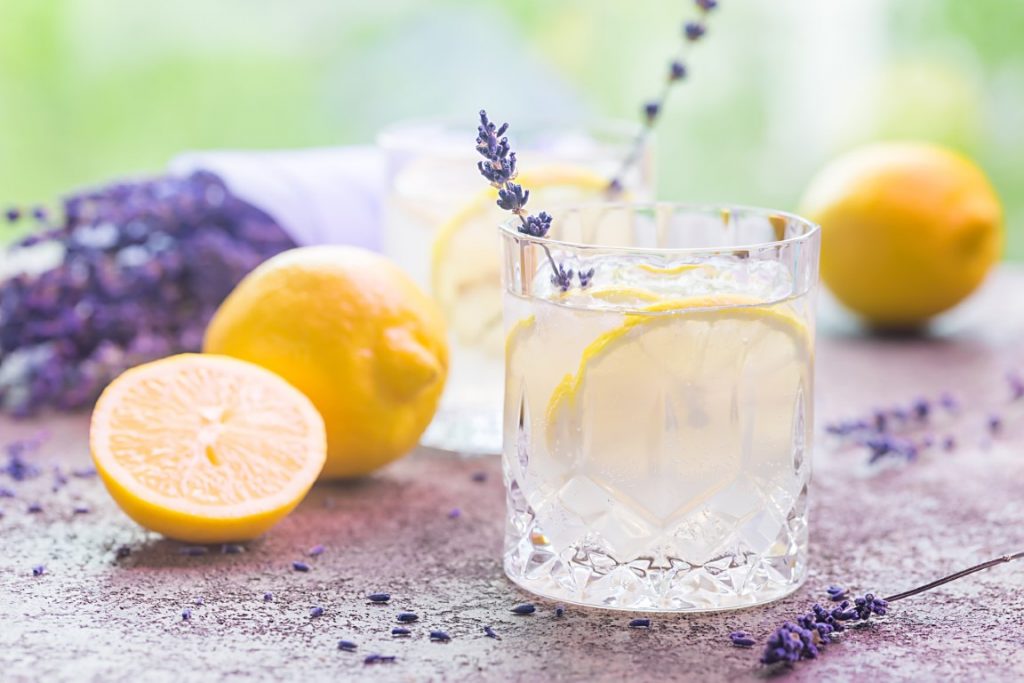 Lemoniada lawendowa w szklance - Przepisy na orzeźwiające lemoniady