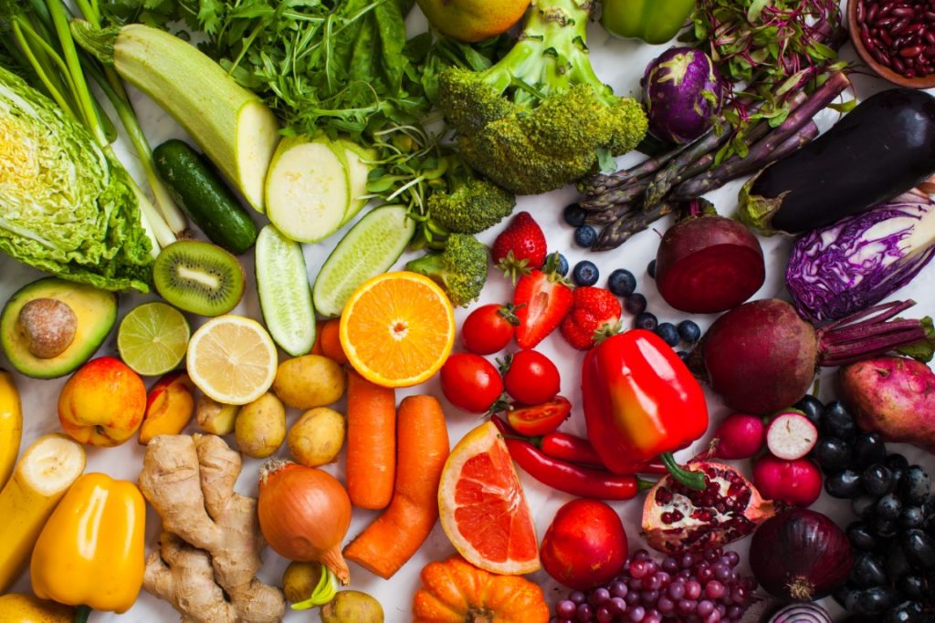 Kolorowe owoce i warzywa na białym tle – Dlaczego warto jeść dużo warzyw i owoców