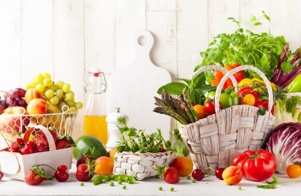 Świeże owoce i warzywa w wiklinowych koszyczkach – Dlaczego warto jeść dużo warzyw i owoców