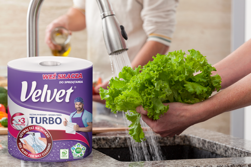 Ręcznik papierowy Turbo Velvet na bladzie w kuchni i w tle ręce myjące świeżą sałatę – Dlaczego warto jeść dużo warzyw i owoców