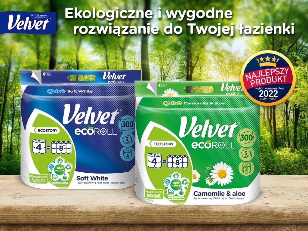 Dwa opakowania papieru toaletowego Velvet ecoRoll na drewnianym stole – ekologiczne rozwiązanie do Twojej łazienki – Jak ograniczyć odpady w codziennym życiu?