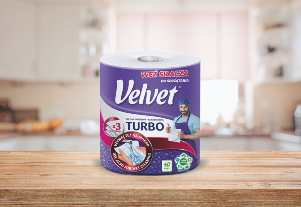 Papierowy ręcznik Velvet Turbo na stole w kuchni – Jak ograniczyć odpady w codziennym życiu?
