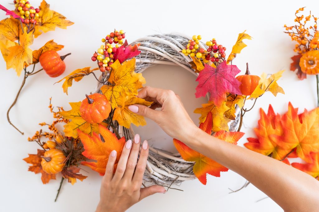 DIY stroik jesienny wykonany z liści