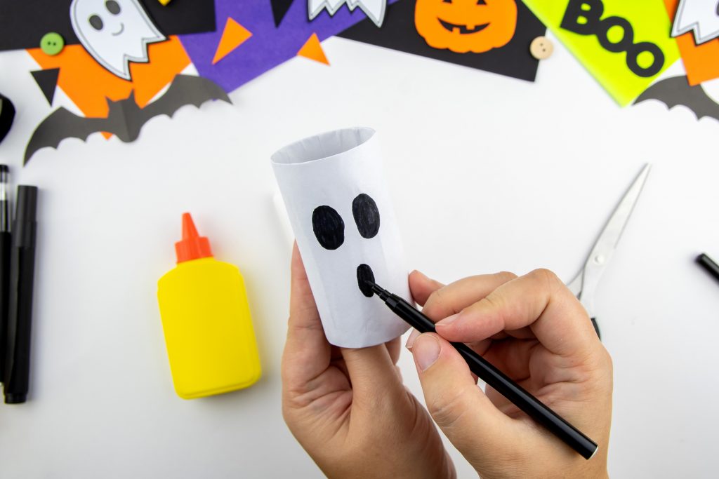 Ozdoba Halloween DIY z rolki po papierze toaletowym