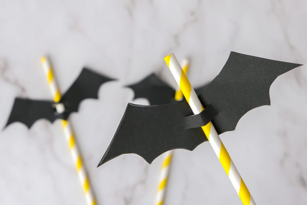 Ozdob Halloween DIY – papierowe nietoperze na słomki