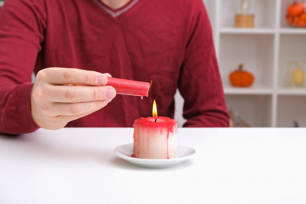 Dekorowanie świeczki na Halloween