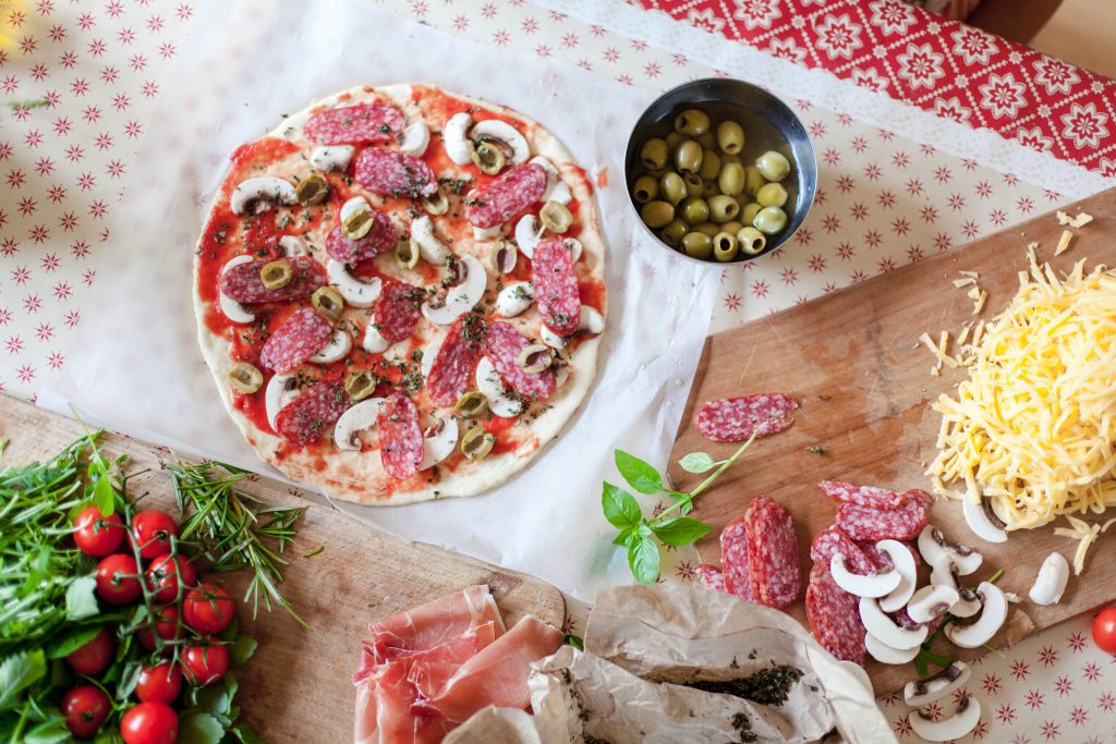 Międzynarodowy Dzień Pizzy – pizza z pieczarkami, salami i oliwkami