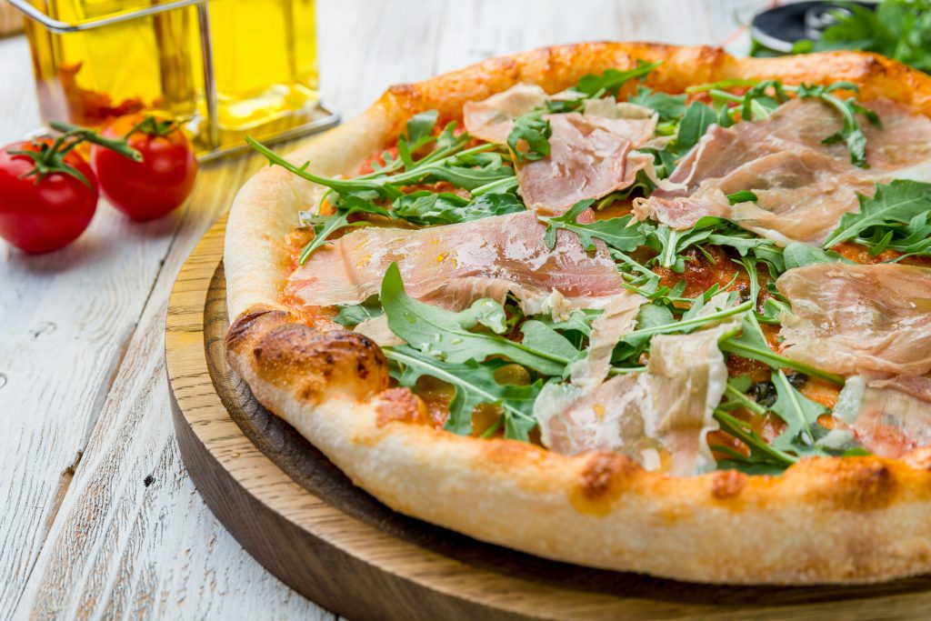 Międzynarodowy Dzień Pizzy – przepis na pizze z rukolą i szynką parmeńską