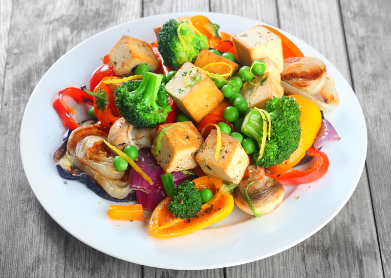 Sałatka letnia przepisy - Wegańska sałatka z tofu i sezonowymi warzywami