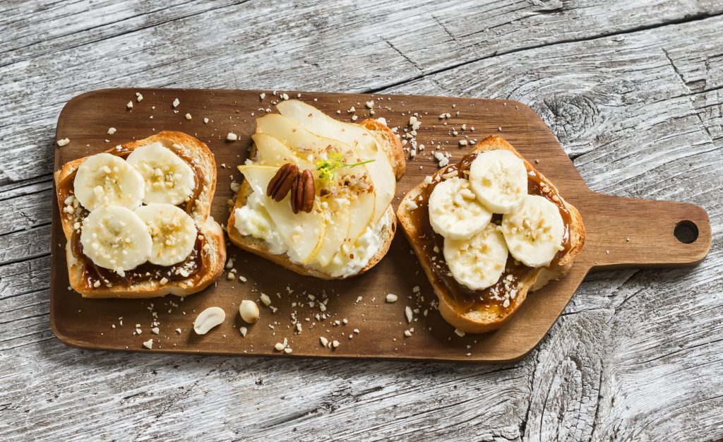 Kanapki z masłem orzechowym i bananem – przepis