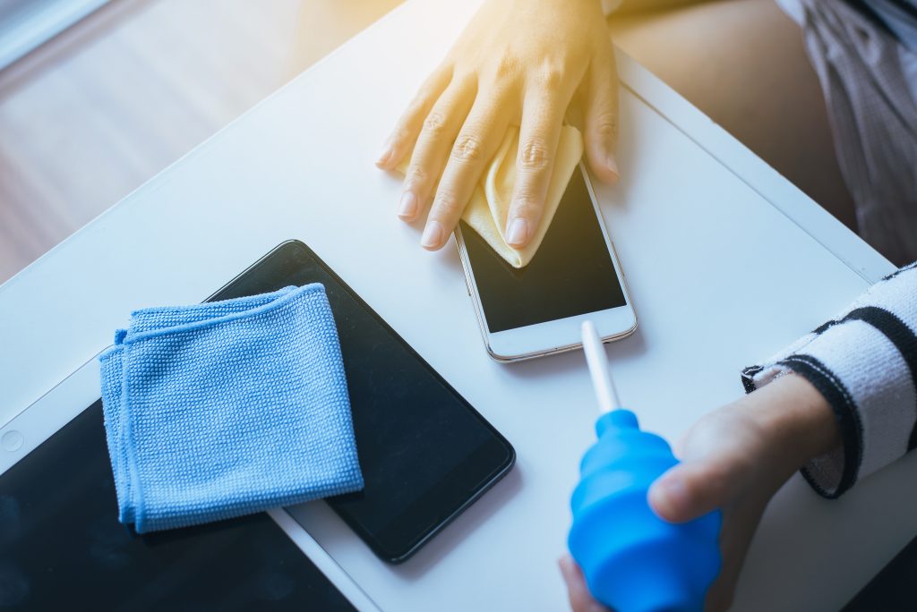 Telefon, smartfon, iphone, czyszczenie ekranu, wycieranie smartfona, przecieranie iphone’a 