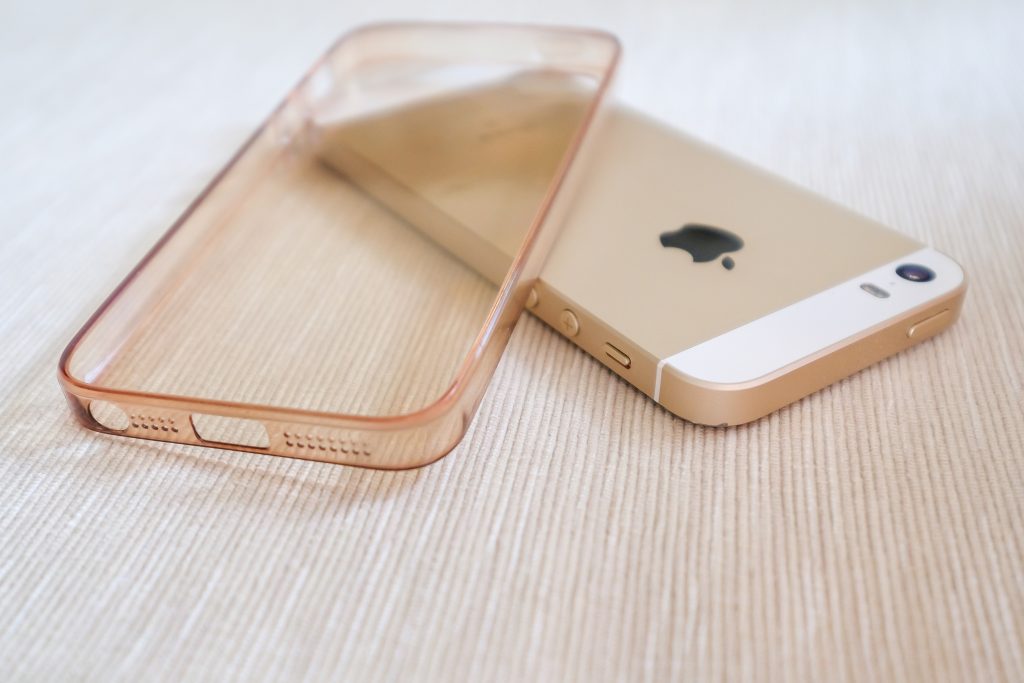 Telefon, smartfon, iphone, czyszczenie ekranu, wycieranie smartfona, przecieranie iphone’a, czyszczenie etui, wybielanie etui na telefon 