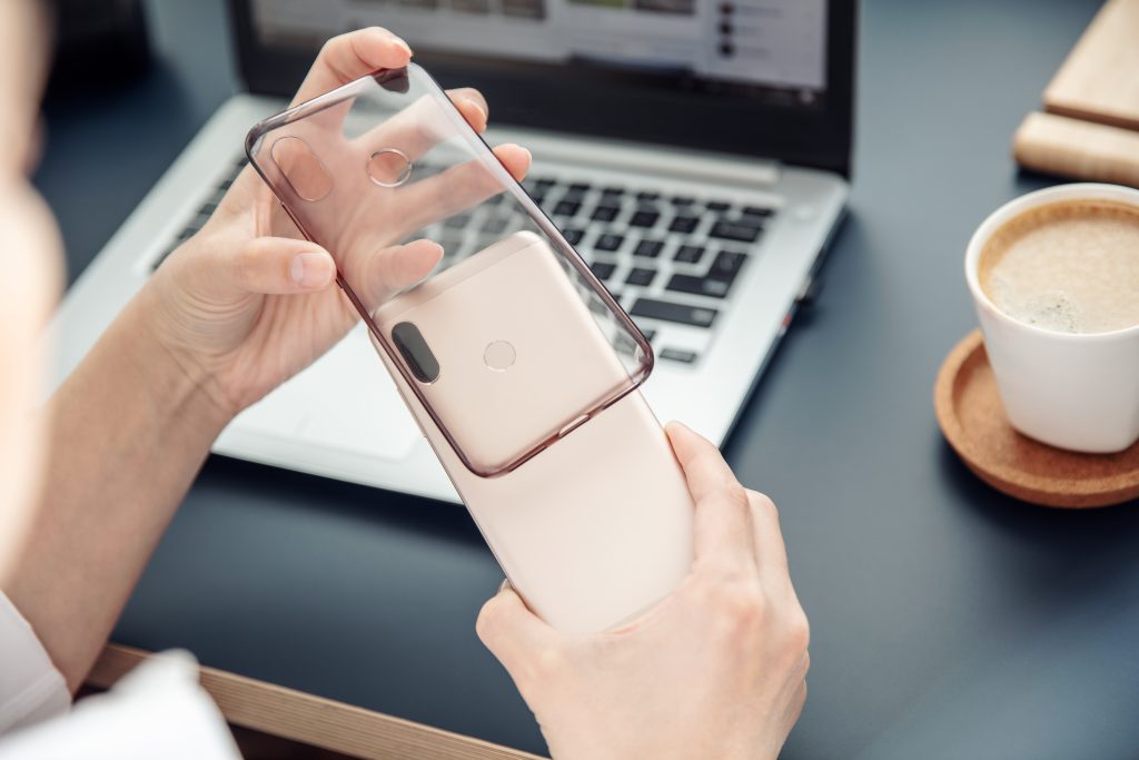 Telefon, smartfon, iphone, czyszczenie ekranu, wycieranie smartfona, przecieranie iphone’a