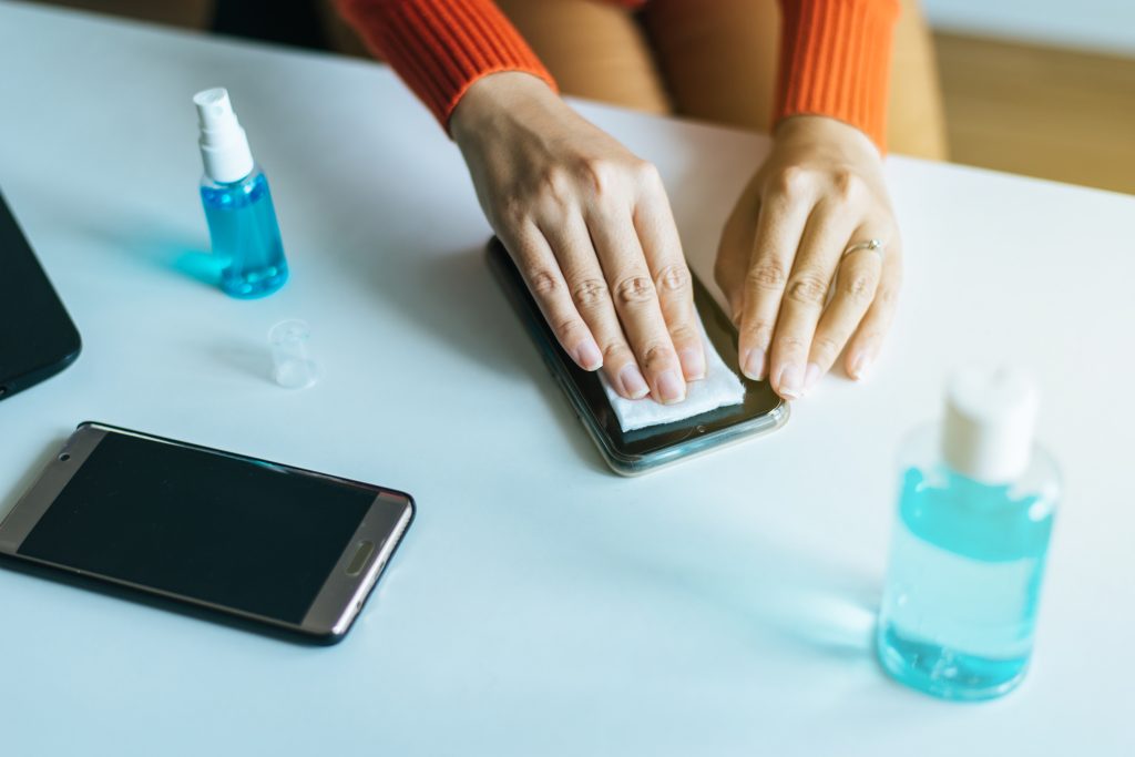Telefon, smartfon, iphone, czyszczenie ekranu, wycieranie smartfona, przecieranie iphone’a