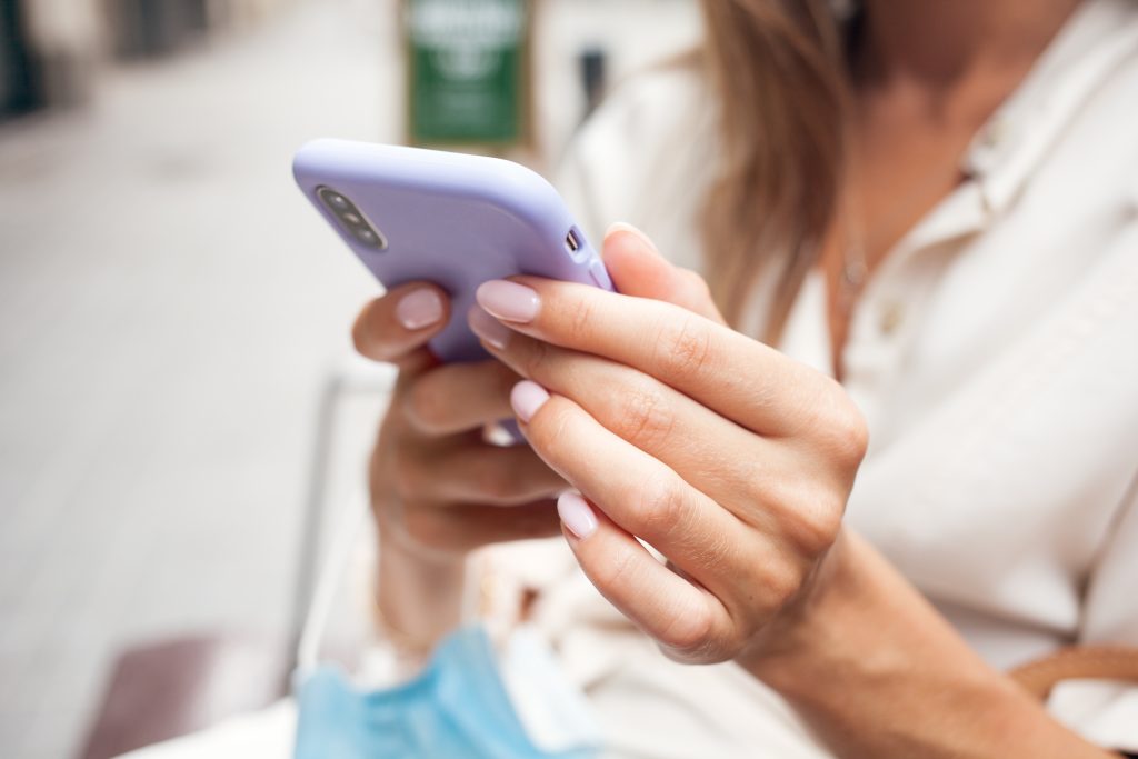 Telefon, smartfon, iphone, czyszczenie ekranu, wycieranie smartfona, przecieranie iphone’a