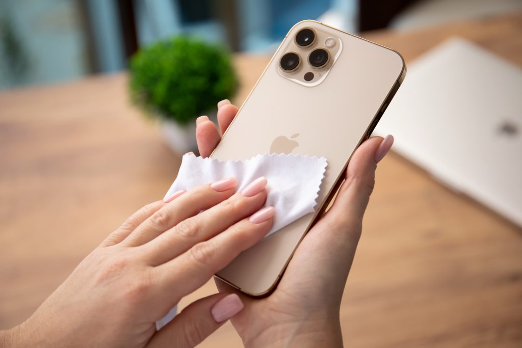 Telefon, smartfon, iphone, czyszczenie ekranu, wycieranie smartfona, czyszczenie iphone’a 