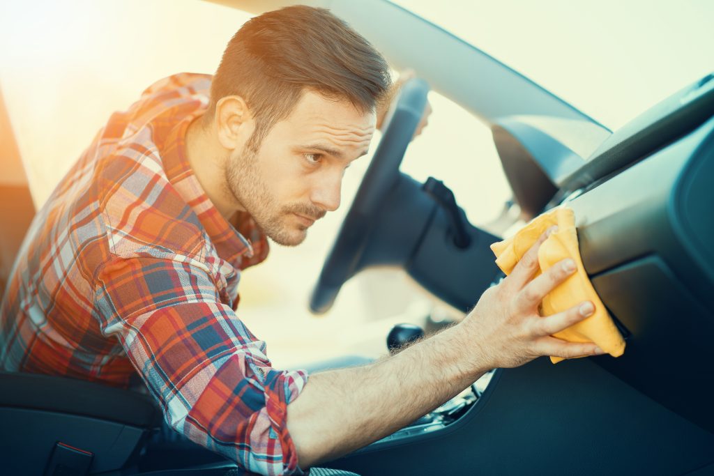 Mycie samochodu, czysty samochód, czyszczenie samochodu, tapicerka, jak wyczyścić tapicerkę, odkurzanie samochodu, auto