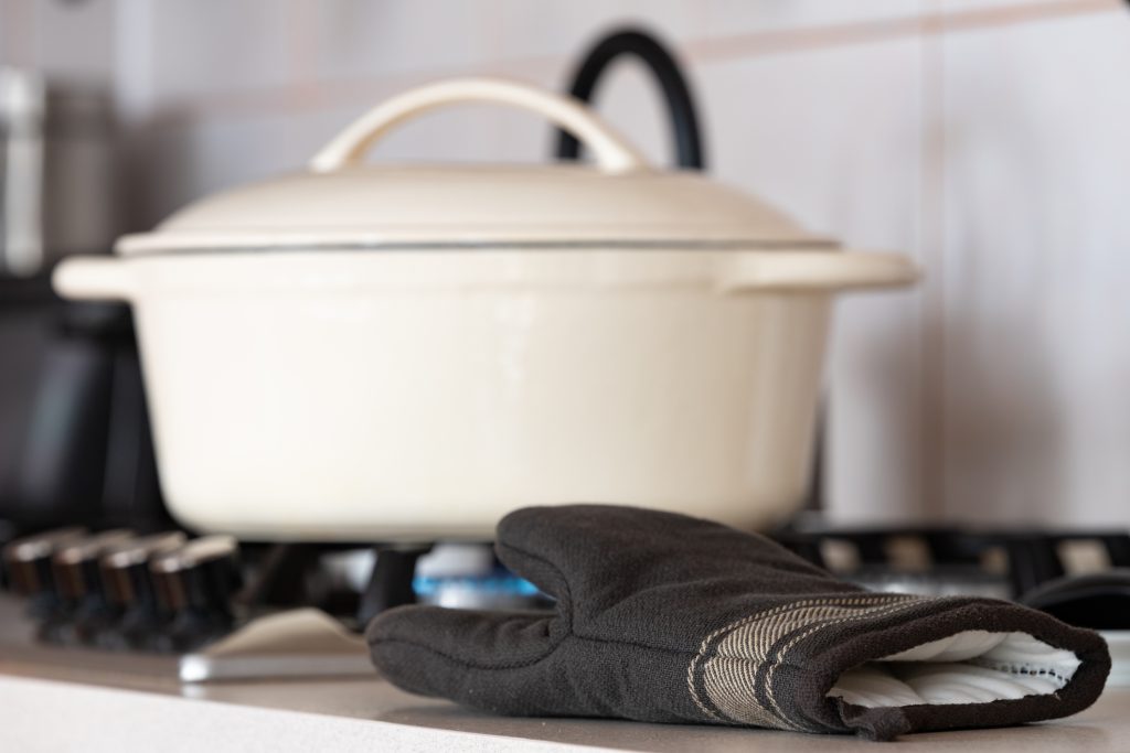 Jak wyczyścić przypalony garnek, garnek emaliowany, zachowanie koloru, czyszczenie emalii, soda i ocet, czyszczenie bez pęknięć, czyszczenie sodą, siła alkalicznego proszku, czyszczenie bez szorowania, naturalne czyszczenie, triki kuchenne, Jak wyczyścić przypalony garnek żeliwny, garnek żeliwny, żeliwna wytrzymałość, polimeryzacja oleju, czyszczenie solą, renowacja żeliwa, pielęgnacja naczyń, domowe porady, lifehacki kuchenne, czysta kuchnia