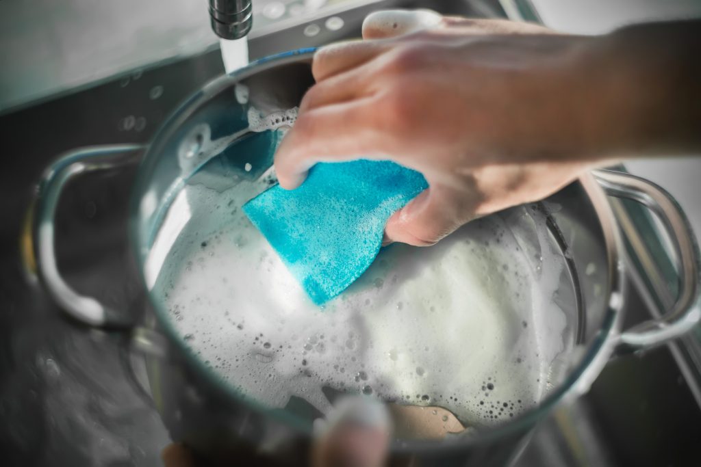 Jak wyczyścić przypalony garnek, czyszczenie garnków, przypalony garnek, czyszczenie sodą, soda i ocet, domowy sposób na przypalenia, czyszczenie stalowych garnków, łatwe czyszczenie, lifehacks, porady domowe, czysta kuchnia, sprzątanie domu, domowe triki