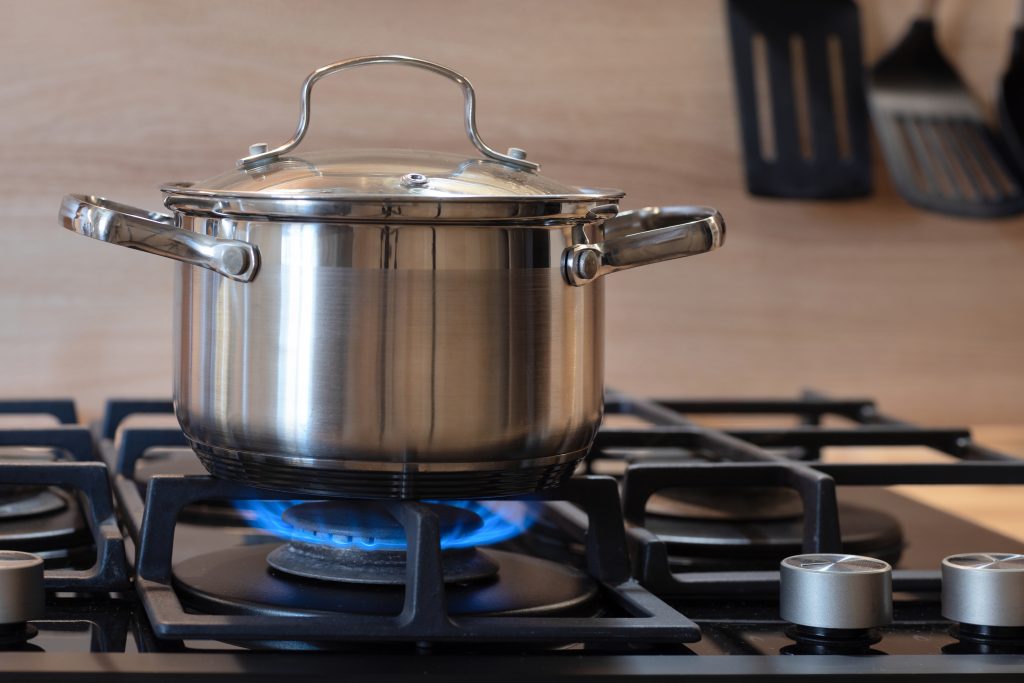 jak wyczyścić przypalony garnek, garnek aluminiowy, czyszczenie aluminium, delikatne aluminium , sodaoctowa, kwas mlekowy, czyszczenie sodą, usuwanie przypaleń, naturalne czyszczenie, domowe sposoby, pielęgnacja garnka, czysta kuchnia, porady dla domu, renowacja, polerowanie, zapobieganie utlenianiu, lifehacki, czyszczenie naczyń, garnek aluminiowy czyszczenie