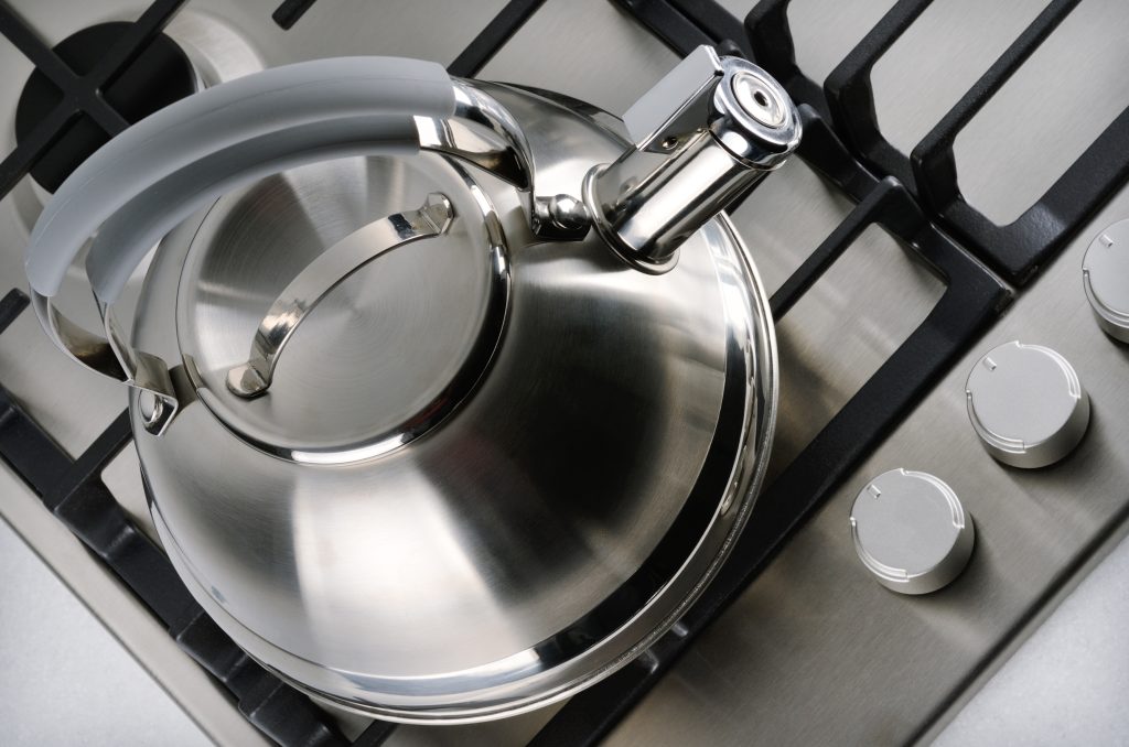 Odkamienianie czajnika, odkamienianie, czajnik, czyszczenie czajnika, sposób na kamień w czajniku, skuteczne odkamienianie czajnika, metody na kamień w czajniku, kamień w czajniku, soda, sposoby na sodę, odkamienianie czajnika sodą