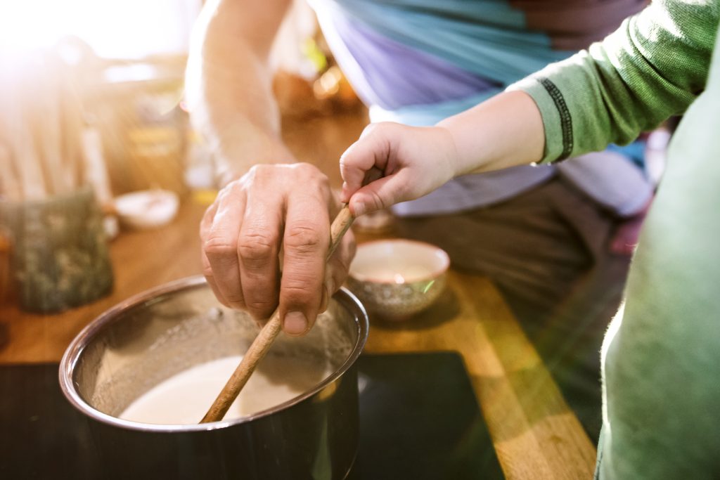 Jak wyczyścić przypalony garnek, przypalony garnek po mleku, mleczne przypalenia, proszek do pieczenia, usuwanie zapachu spalenizny, czyszczenie bez szorowania, fosforany, białkowy kożuch, czyszczenie octem, domowe porady, lifehacki kuchenne, czyszczenieg arnków, triki kuchenne, czysta kuchnia, szybkie sprzątanie