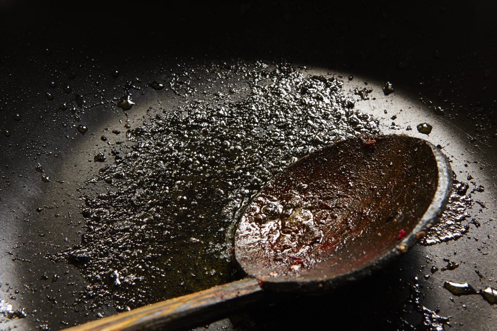 Jak wyczyścić przypalony garnek, przypalony garnek po bigosie, aromatyczne osady, woda gazowana, czyszczenie bez szorowania, Jak wyczyścić przypalony garnek po dżemie, cukrowa skorupa, kwasek cytrynowy, soda, czyszczenie teflonu, polerowanie gliceryną, usuwanie karmelu, domoweporady, przypalony garnek jak wyczyścić domowe sposoby, szybkie triki, proszek do pieczenia, czyszczenie lodem, błyskawiczny trik, lifehackikuchenne, przypalony garnek