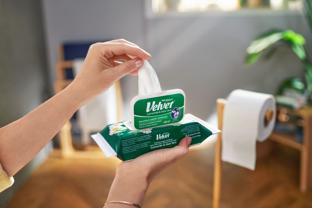papier nawilżany, velvet, papier nawilżany velvet, dyskretny ekspert, codzienna higiena, delikatna formuła, skuteczna formuła, czystość, napięty czas, wzmożony ruch, wysoki standard higieny, praktyczne wsparcie, komfort, domownicy, goście, porządki, łazienka, pomoc w higienie, pomoc w porządkach, święta