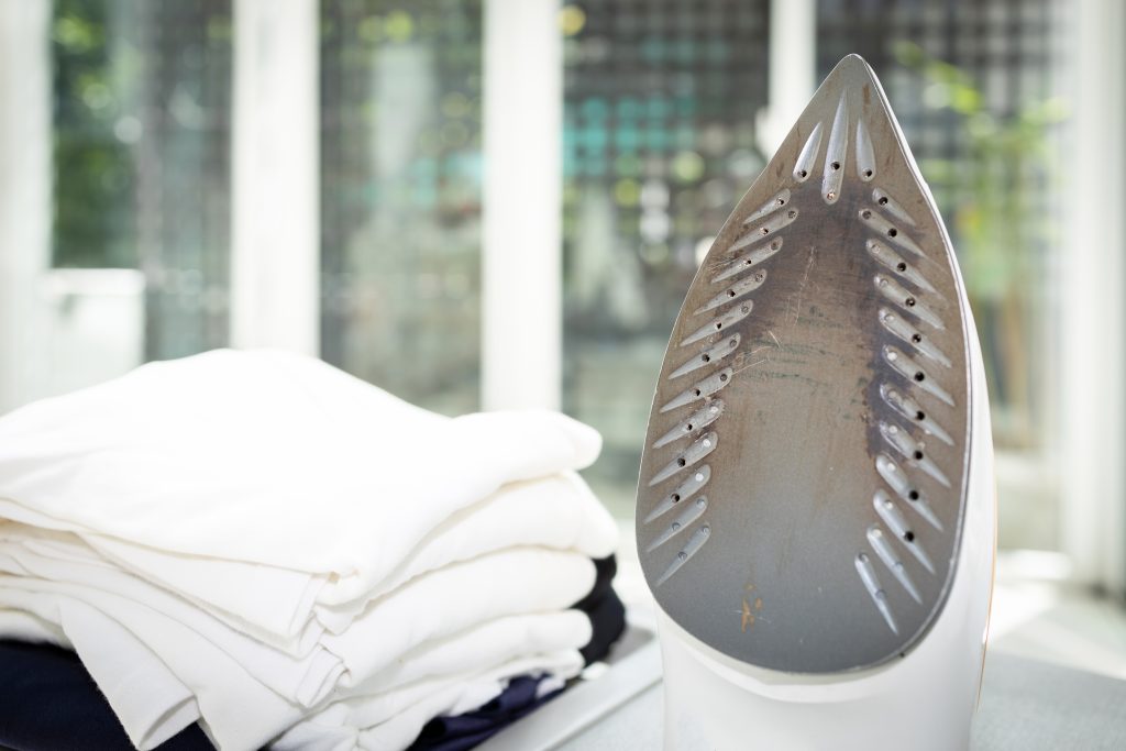 czyszczenie żelazka, przypalone żelazko, jak wyczyścić żelazko, czyszczenie żelazka teflonowego, czyszczenie żelazka ceramicznego, domowe sposoby na przypalone żelazko, czyszczenie żelazka octem, czyszczenie żelazka solą, czyszczenie żelazka sodą, usuwanie przypaleń z żelazka, pielęgnacja żelazka, czyszczenie stopy żelazka, czyszczenie żelazka nadtlenkiem wodoru, jak usunąć nagar z żelazka, gliceryna na żelazko