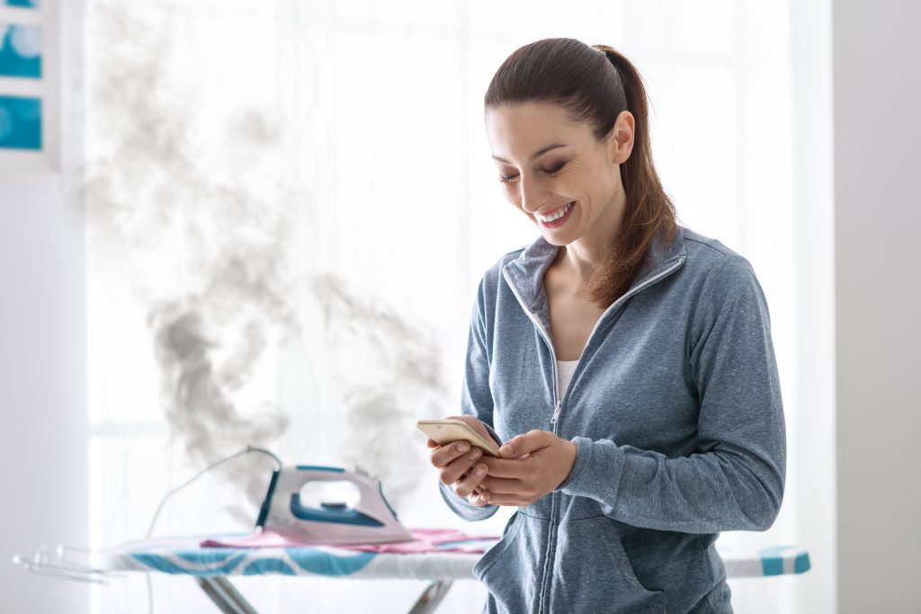 przypalone żelazko, jak wyczyścić żelazko, czyszczenie żelazka, czyszczenie stopy żelazka, skuteczne metody czyszczenia żelazka, bezpieczne metody czyszczenia żelazka, usuwanie nagaru z żelazka, czyszczenie żelazka sodą, domowe sposoby czyszczenia żelazka, konserwacja żelazka, czyszczenie otworów parowych, czyszczenie żelazka domowymi sposobami, czyszczenie żelazka pastą, czyszczenie żelazka naturalne metody, plamy na żelazku