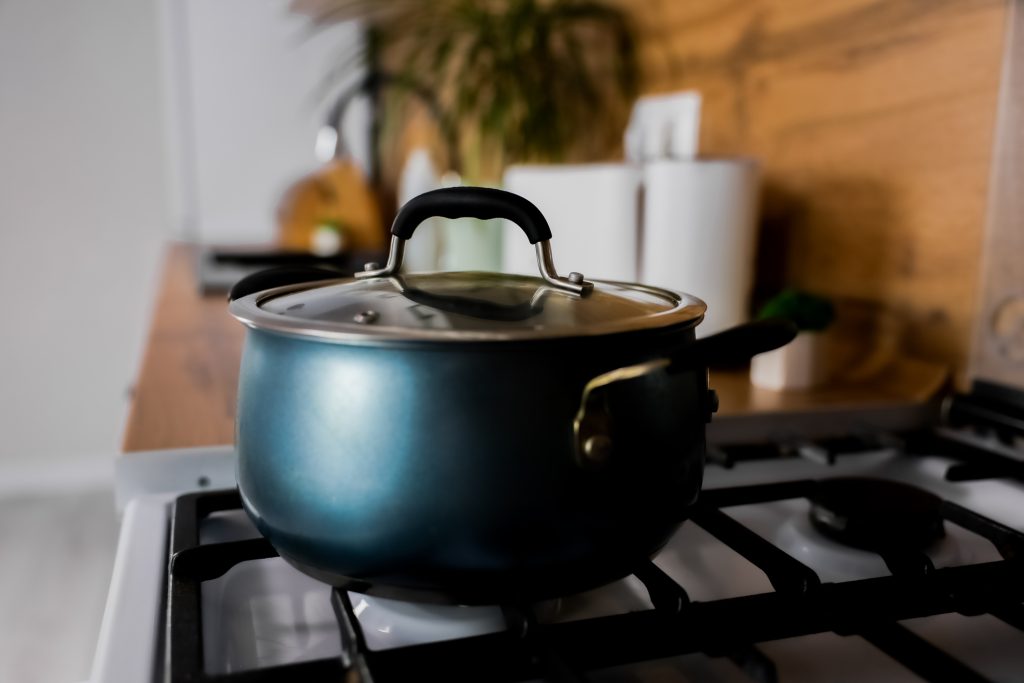 czyszczenie kuchenki, domowe sposoby, kuchenka gazowa, sprzątanie kuchni, dbanie o dom, żeliwny ruszt, konserwacja żeliwa, usuwanie tłuszczu, soda i ocet, czysta kuchnia, ręczniki papierowe Velvet, osuszanie, porady domowe, lifehacks, higiena, lifehacki kuchenne, porządki, sprzątanie kuchni