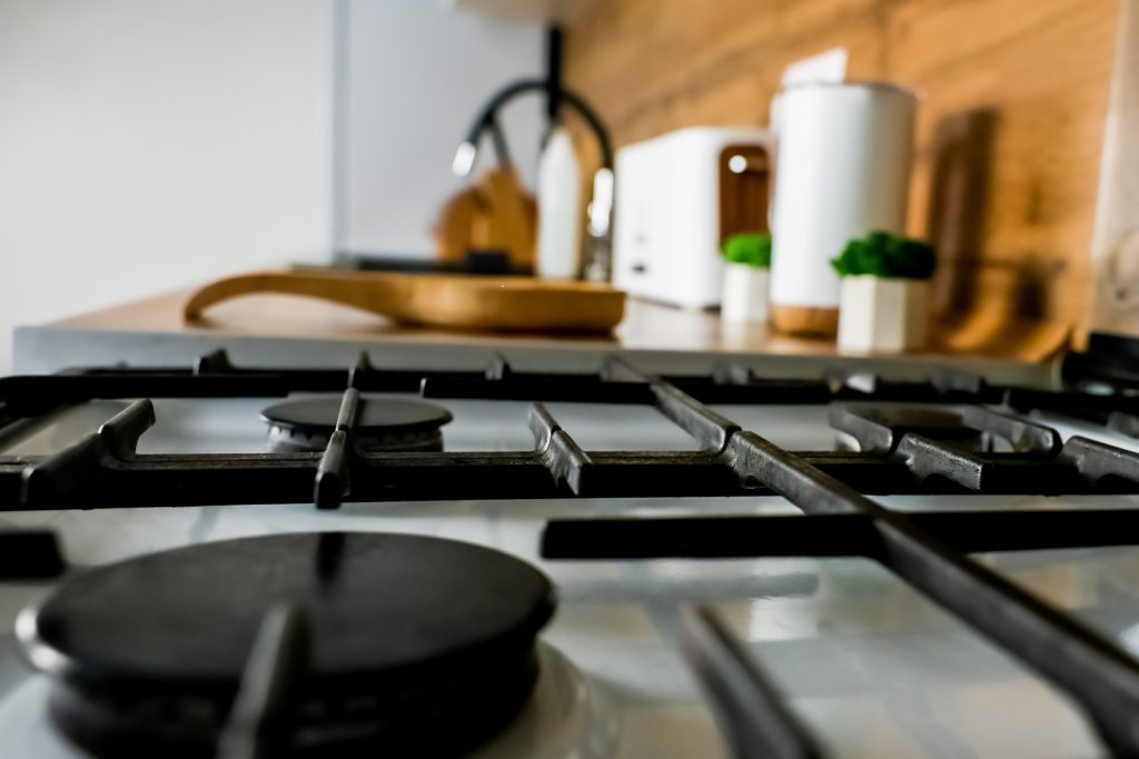 czyszczenie rusztu, kuchenka gazowa, żeliwny ruszt, sprzątanie kuchni, domowe porady, usuwanie tłuszczu, przypalenia, kuchnia gazowa, dbanie o dom, porządek w kuchni, żeliwo, czysta kuchnia, nakładka na ruszt, nagar, konserwacja żeliwa, sprytne sprzątanie