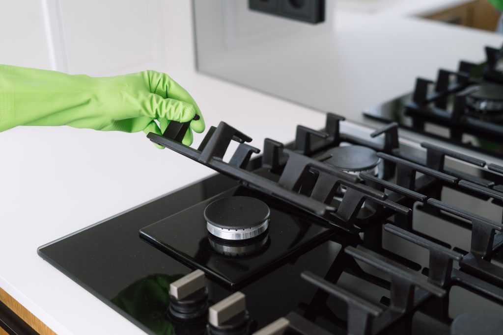 czyszczenie rusztu, kuchenka gazowa, domowe sposoby, sprzątanie kuchni, soda oczyszczona, usuwanie tłuszczu, porady domowe, czysta kuchnia, dbanie o dom, żeliwny ruszt, kulinaria, higiena w kuchni, tanie sprzątanie, sprytne rozwiązania, konserwacja urządzeń, żeliwne ruszty, kuchenka gazowa, przypalenia, soda oczyszczona, usuwanie nagaru, domowe sposoby, sprzątanie kuchni, silne zabrudzenia, pasta z sody, czysta kuchnia, porady domowe, dbanie o dom, konserwacja żeliwa, ekologiczne sprzątanie