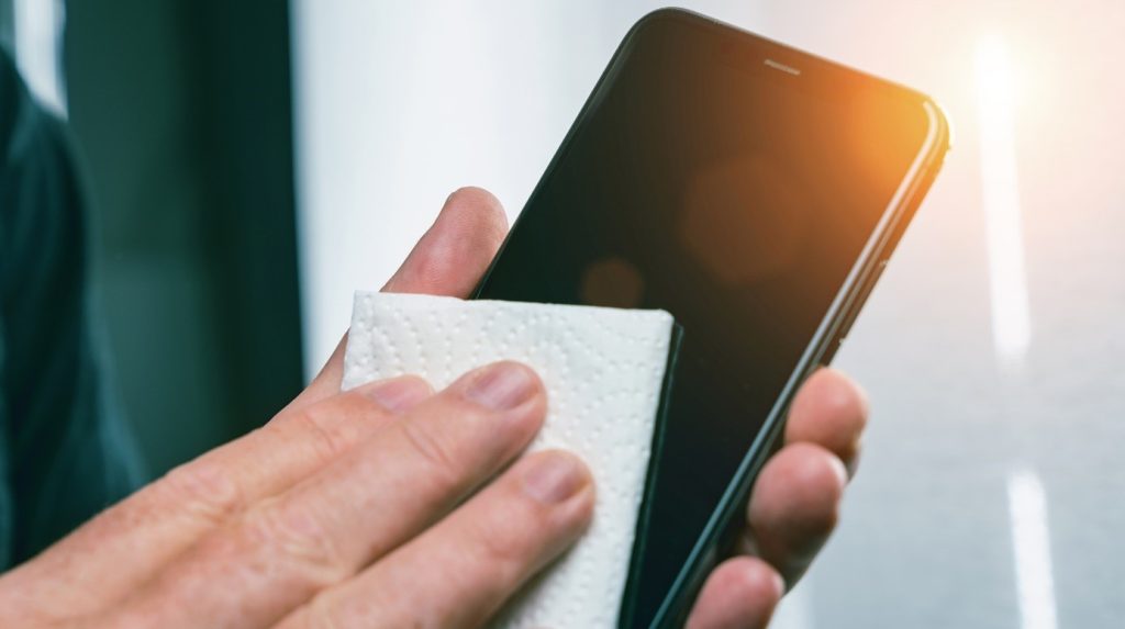czyszczenie głośnika słuchawkowego, górny głośnik w telefonie, brudny telefon, osady na telefonie, jak wyczyścić słuchawkę telefonu, czyszczenie smartfona, czysty głośnik, tłuste plamy na telefonie, bezpieczne czyszczenie elektronik. opiłki w głośniku, jak wyczyścić głośnik z opiłków, metalowe drobinki w telefonie, czyszczenie głośnika z pyłu, praca w warsztacie a telefon, telefon w warsztacie, uszkodzony głośnik, charczący głośnik, trzeszczący głośnik, masa czyszcząca do telefonu, sprężone powietrze do elektroniki, serwis gsm porady, czego nie robić z telefonem, uszkodzona membrana głośnika, jak nie czyścić telefonu, bezpieczna naprawa telefonu, triki serwisowe, poradnik gsm, czyszczenie głośnika krok po kroku, głośnik w telefonie charczy, cichy głośnik rozmów, naprawa smartfona diy