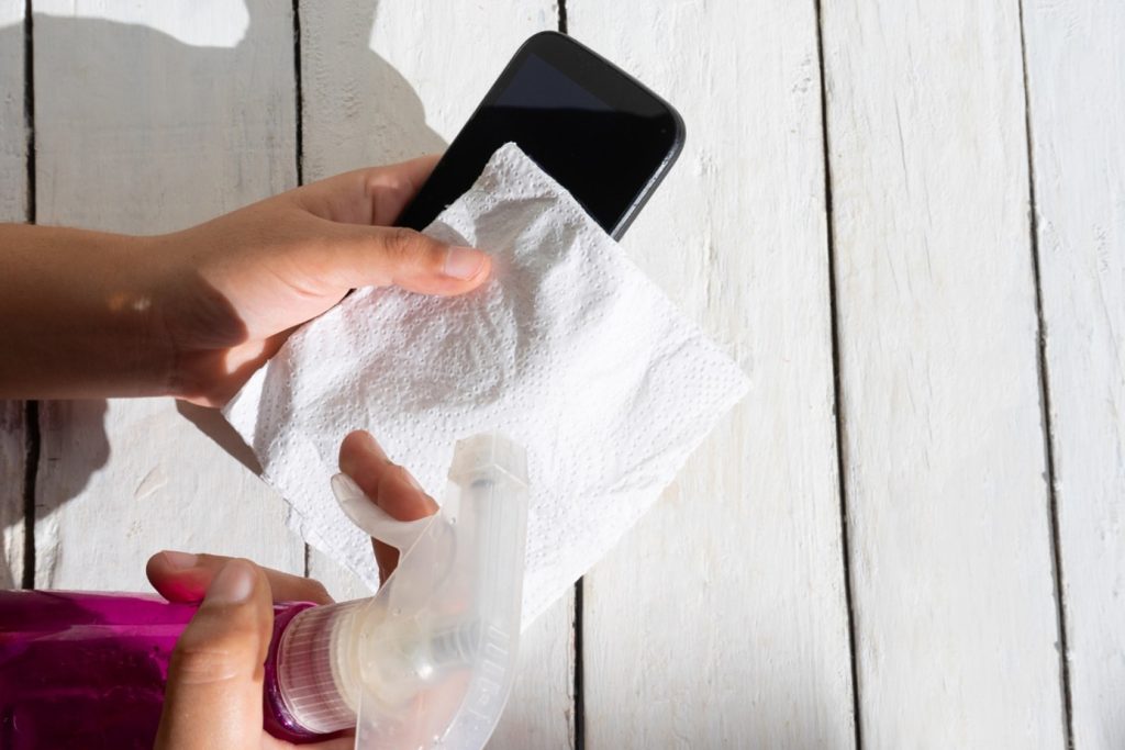 regularne czyszczenie głośnika, czysty telefon, jak dbać o smartfona, higiena elektroniki, konserwacja smartfona, czyszczenie głośnika szczoteczką, sprężone powietrze do telefonu, masa czyszcząca do elektroniki, cichy głośnik rozwiązanie, brud w telefonie, zadbany telefon, serwis smartfonów, poradnik technologiczny, pomoc techniczna, serwis telefonu w domu, usterka głośnika, naprawa smartfona diy, tech tips polska, jak poprawić dźwięk w telefonie, profilaktyka gsm, czyszczenie głośnika krok po kroku, głośnik w telefonie charczy, cichy telefon przyczyny